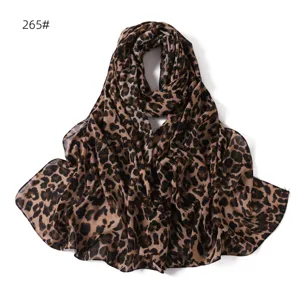 Détail du foulard en mousseline imprimé léopard, écharpe longue douce et respirante.