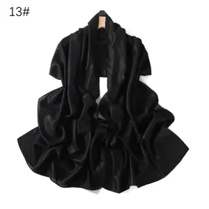 Sciarpa lunga in chiffon nero lucido, elegante stola da donna in tinta unita brillante.