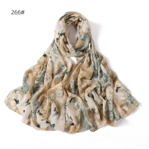 Vue détaillée du foulard en mousseline perlée imprimée, tissu doux et respirant.