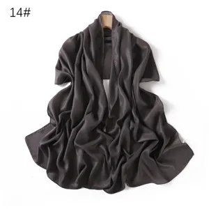 Detailansicht des dunkelgrauen schimmernden Chiffon-Schals, glänzende Stoffstruktur.