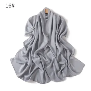 Dettaglio sciarpa in chiffon grigio brillante, tessuto leggero e lucido per donne.