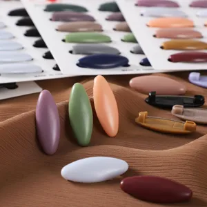 Mattes morandi farbiges kunststoff kopftuch clip brosche detailansicht, glatte textur.