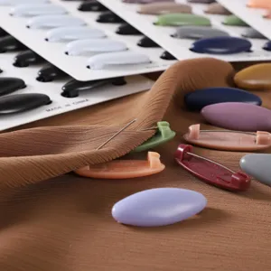 Mattes, farbiges Morandi-Plastik-Hijab-Stecknadel-Sicherheitsclip-Detail mit feiner Textur.