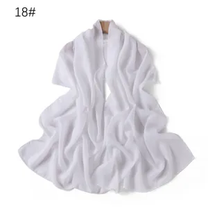 Dettaglio sciarpa in chiffon perlato bianco, tessuto leggero traslucido, elegante scialle donna
