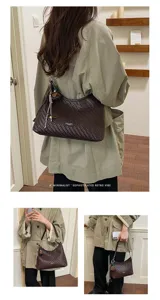 Élégant sac porté épaule femme tissé hobo rétro sac cabas sous les bras pour usage.
