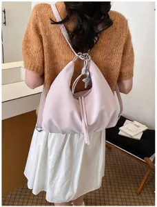 Vue détaillée du sac à dos rose élégant en cuir souple avec des bretelles chics et tendance.