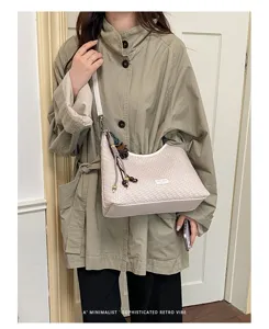 Sac porté épaule tissé chic pour femme, grand sac hobo sous les bras avec charmant pompon.
