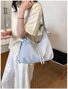 Détails du sac à bandoulière et porté épaule pour femme bleu clair pour le trajet.