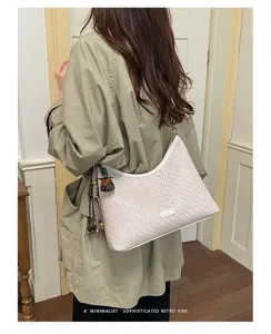 Sac à épaule tissé chic pour femmes, sac à main élégant de grande capacité pour pendulaires.