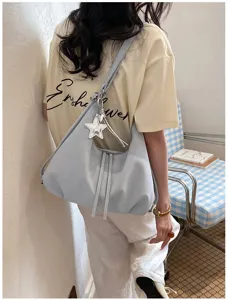 Sac à bandoulière polyvalent avec pendentif étoile et design spacieux pour le quotidien.