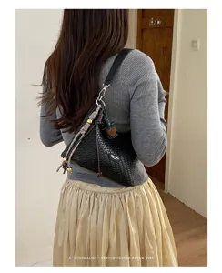 Sac sous-bras tissé noir pour femmes, cabas d'épaule élégant avec cordes décoratives.
