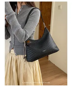 Sac epaule noir tisse pour femme, grand cabas de commuteuse elegant pour l'automne.