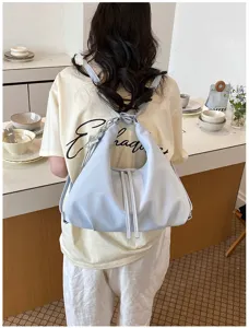 Sac à dos femme convertible, élégant sac porté épaule et bandoulière bleu clair.