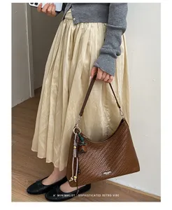 Détail de sac porté épaule hobo tissé marron, élégant cabas rétro en similicuir pour femmes.