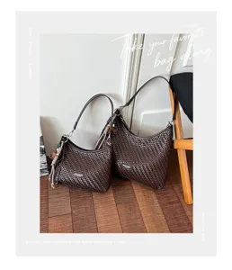 Vue détaillée du sac épaule tressé marron, élégant sac hobo en cuir texturé chic.
