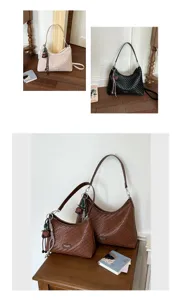 Vue détaillée du sac à bandoulière tissé élégant avec une grande capacité et un design chic.