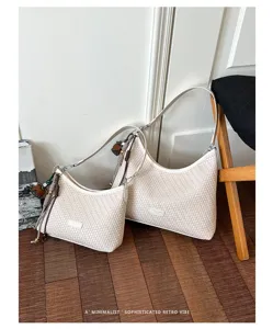 Vue détaillée de l'ensemble de sacs cabas épaule tressés style rétro minimaliste.