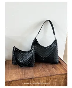 Vue détaillée de sacs à aisselles tissés noirs élégants mettant en valeur une belle texture.