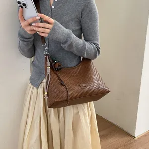 Sac bandoulière tissé marron pour femme, grand cabas hobo élégant pour le travail et la ville.