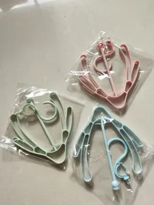 Vue rapprochée du séchoir à chaussures en plastique avec crochet de suspension.