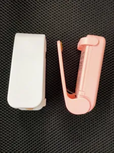 Mini sigillatrice portatile per sacchetti di snack e alimenti, pratico strumento in plastica.