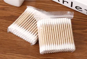 Doppelter Baumwollknospen mit Holzstäbchen in transparenten Beuteln für tägliche Hygiene.