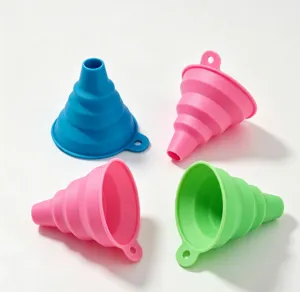 Vue détaillée de l'entonnoir en silicone pliable, outil de cuisine coloré et portable.