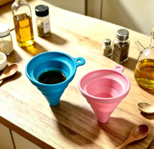 Vue détaillée d'entonnoirs pliables en silicone bleu et rose pour le transfert facile de liquides.