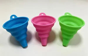 Entonnoir en silicone pliable avec design flexible et trou de suspension pratique pour rangement.