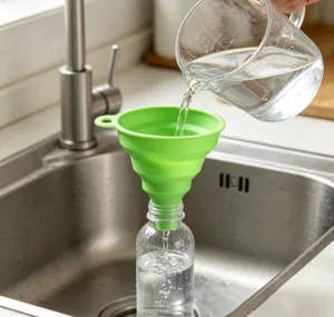 Entonnoir en silicone pliable pour cuisine, outil de distribution de liquide portable mini.