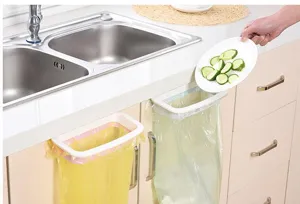 Vista dettagliata del supporto per sacchetti della spazzatura appendibile per ante di mobili da cucina.