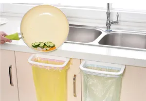Supporto per sacchetti della spazzatura per anta di cucina, pratico e salvaspazio.