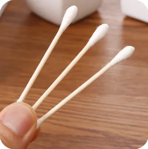 Doppelköpfige Holz-Wattestäbchen für tägliche Hygiene, Make-up und Babypflege, Nahaufnahme.