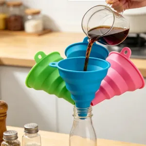 Entonnoir en silicone pliable portable pour la cuisine, coloré et peu encombrant au quotidien.