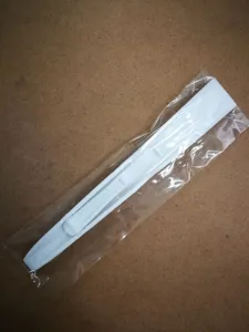 Detailopname van de witte kunststof multifunctionele reinigingsschraper in verpakking.
