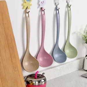 Cuillères à soupe à long manche en paille de blé cuisine plastique bouillie ensemble multicolore.