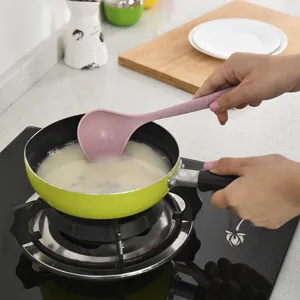 Louche à soupe écologique en paille de blé avec long manche, cuillère de cuisine.