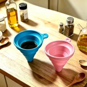Entonnoir en silicone pliable pour cuisine, outil de dosage de liquide portable et pliable.