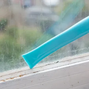 Multifunctionele reinigingsschraper voor voegen en vlekken, blauw kunststof gereedschap.