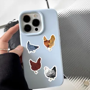 Adesivi di gallina di cartone animato carini su custodia per telefono blu vista dettagliata.