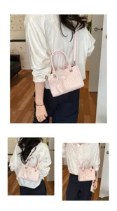 Vrouwen roze geweven schouder tas crossbody handtas stijlvolle handtas met schattige strik decor.