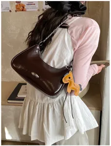 Elegante borsa a spalla in pelle verniciata marrone con catena e ciondolo cavallo donna.