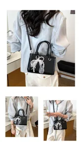 Zwarte lederen schoudertas met elegante parels en transparante strikdetails voor dames.