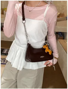 Elegante borsa a tracolla marrone con catena metallica e grazioso ciondolo cavallo.