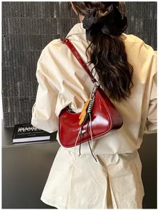 Borsa a spalla in pelle verniciata da donna, design chic sotto ascella, ideale per lavoro.
