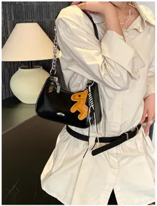 Chic borsa a spalla in pelle verniciata nera con catena e ciondolo cavallo in pelle.