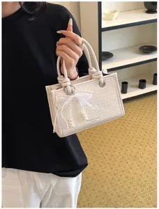 Witte geweven handtas voor dames, elegante kleine vierkante tas met parellint.