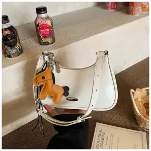 Borsa a spalla in ecopelle bianca con ciondolo a cavallo chic, elegante borsa hobo da donna.