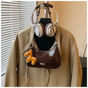Borsa a spalla in ecopelle verniciata marrone con ciondolo cavallo, elegante borsa.