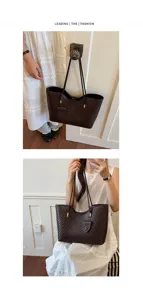 Vista dettagliata dell'elegante borsa shopper intrecciata marrone scuro in un ambiente naturale.